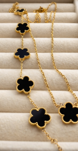 Conjunto trébol negro dorado con collar, pulsera y aretes